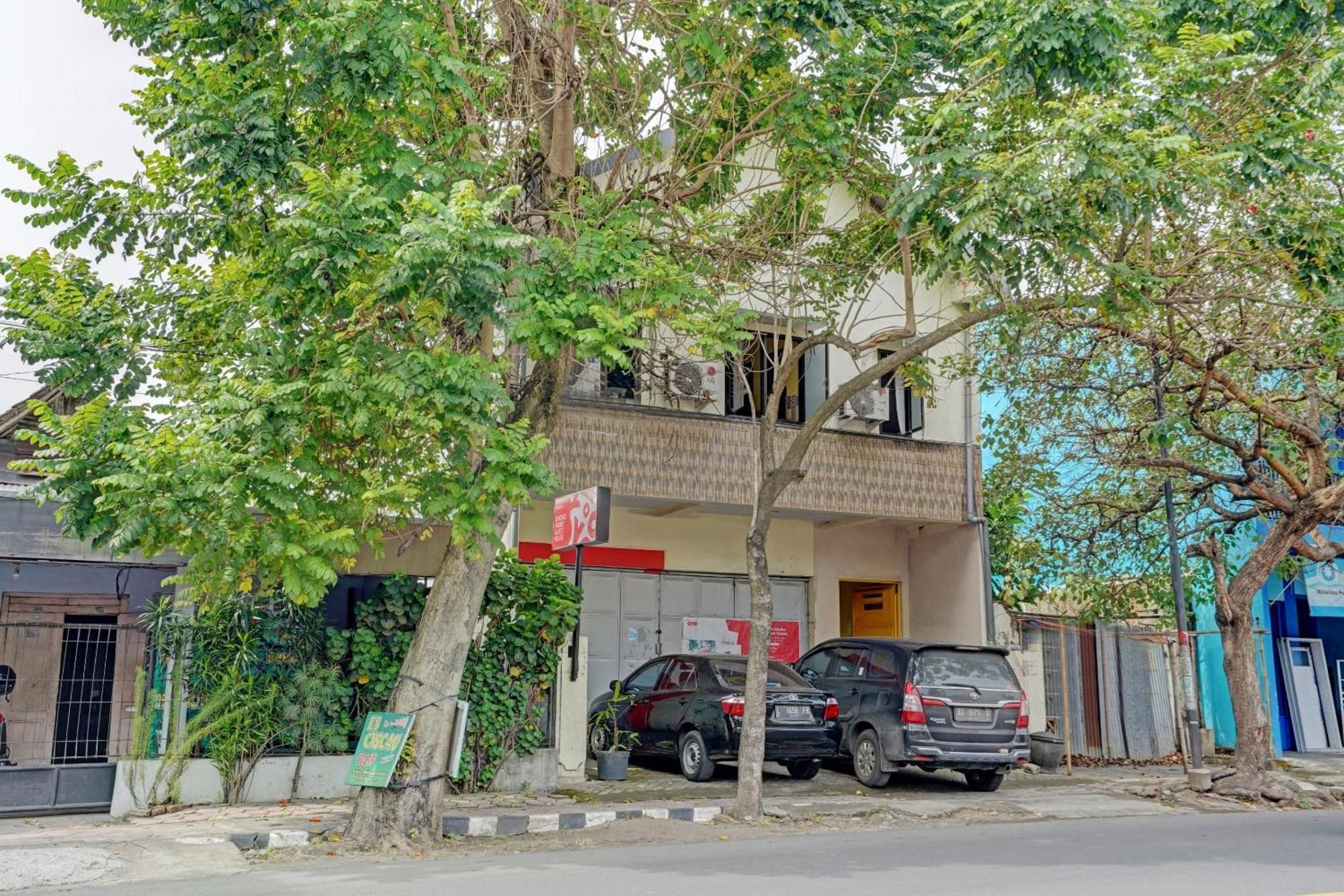 Oyo 90234 Dhoho Family Guest House Kediri  Eksteriør billede