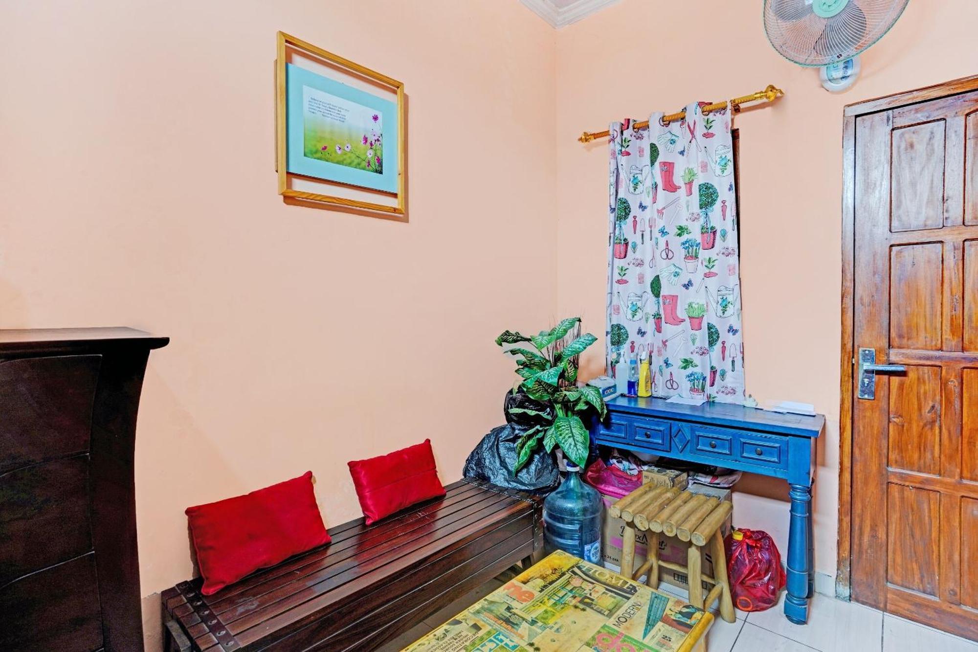 Oyo 90234 Dhoho Family Guest House Kediri  Eksteriør billede