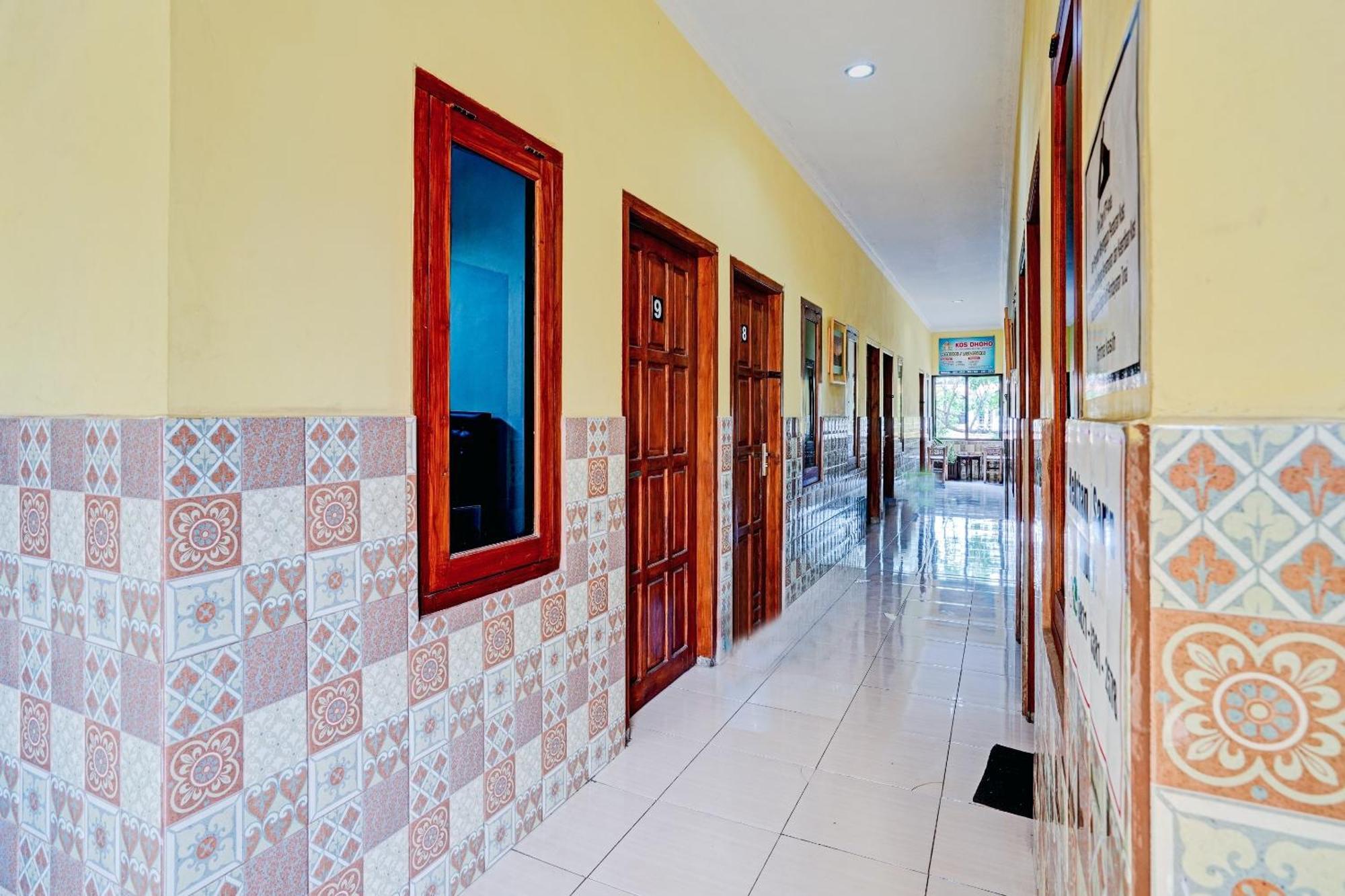 Oyo 90234 Dhoho Family Guest House Kediri  Eksteriør billede