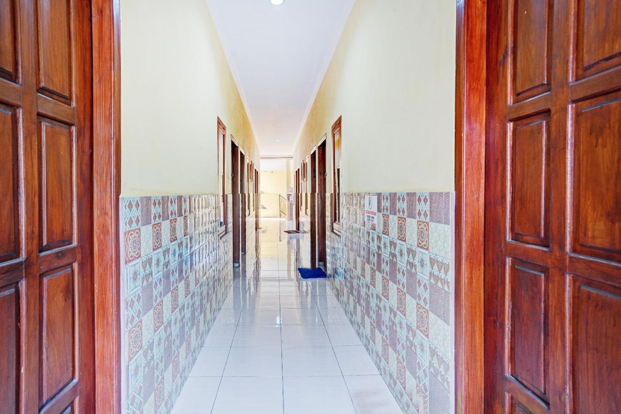 Oyo 90234 Dhoho Family Guest House Kediri  Eksteriør billede