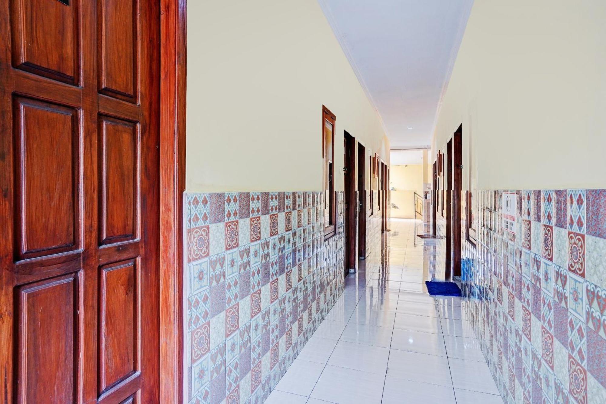 Oyo 90234 Dhoho Family Guest House Kediri  Eksteriør billede